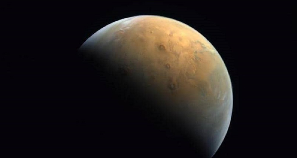 NASA monitors a hole on Mars: a possible gate to caves!