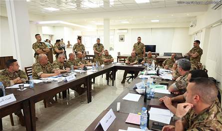 Keeping pace with the municipal elections .. The army commander inspects the operations room