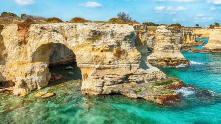 قوس العشاق يسقط على شاطئ إيطالي