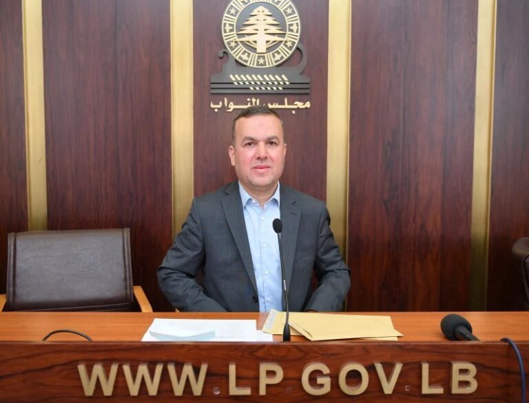 ويواجه فضل الله الحكومة بالتحدي الأكبر