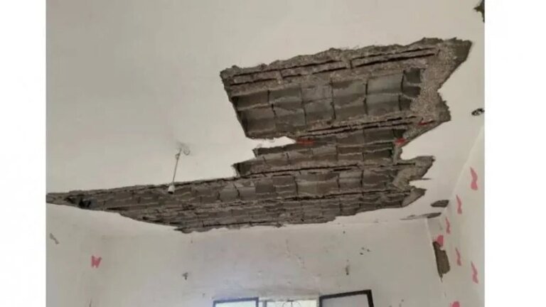 خوف وقلق بعد انهيار جزئي لسقف في بلدة العكارية وحدوث شقوق خطيرة يثير الذعر