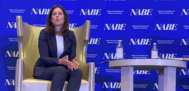 رئيس الاحتياطي الفيدرالي في دالاس يبدي تفاؤلاً حذراً بشأن التضخم.. ويستبعد ضرورة خفضه