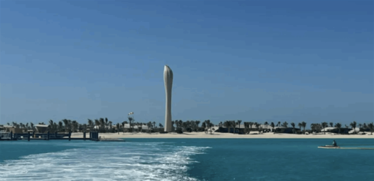 تعيد المملكة العربية السعودية النظر في خططها لمشروع منتجع فاخر في البحر الأحمر