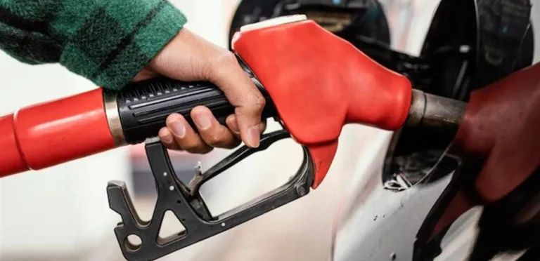 أبو شقرا يطالب الحكومة بشأن أسعار البنزين