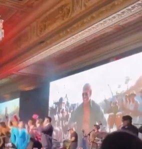 ترامب يتمايل على أنغام الموسيقى اللاتينية في ناديه الخاص