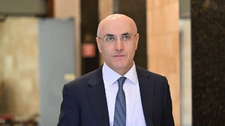 الحجار يزيل العوائق أمام حركة الشاحنات لتأمين الإمدادات الفورية من البضائع