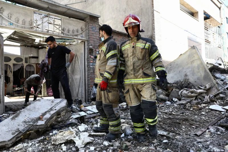 إيران: هل تتجه نحو تسوية قوية أم انتفاضة داخلية بعد شهر من الحرب؟