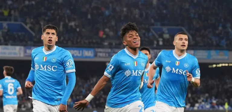 نابولي يعزز موقفه ويصعب مهمة ميلان بفوزه على تورينو 2-1 في الدوري الإيطالي
