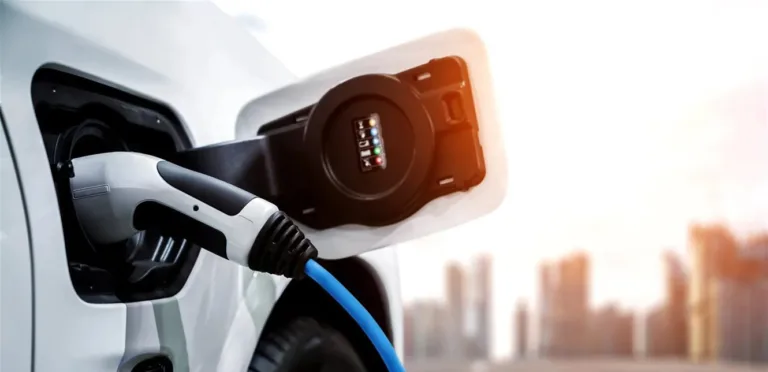 العلاقة بين حرب إيران و السيارات الكهربائية: تقرير هام يكشف التفاصيل