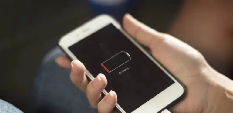 هل يؤدي شحن الجوال طوال الليل إلى تلف البطارية؟