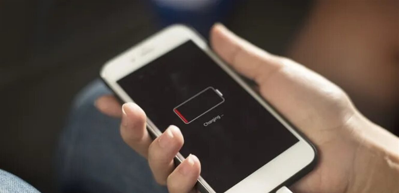 هل يؤدي شحن الجوال طوال الليل إلى تلف البطارية؟