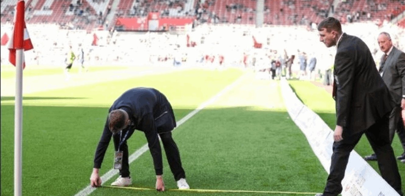 لوحات إعلانية تهدد اللاعبين!