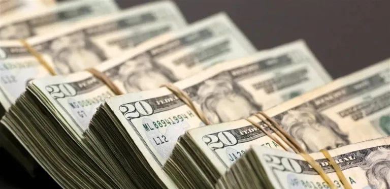 تداعيات اتساع رقعة الحرب تلقي بظلالها على حوالات العاملين بالخليج ومستقبل الدولار