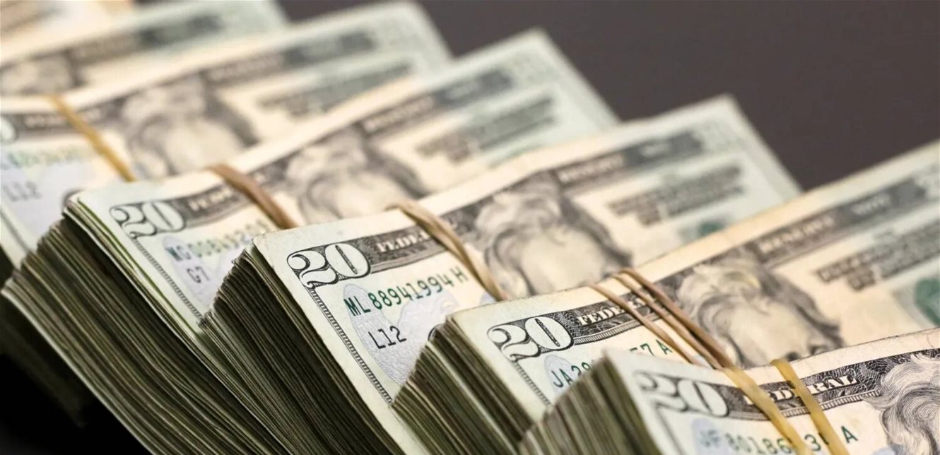 تداعيات اتساع رقعة الحرب تلقي بظلالها على حوالات العاملين بالخليج ومستقبل الدولار