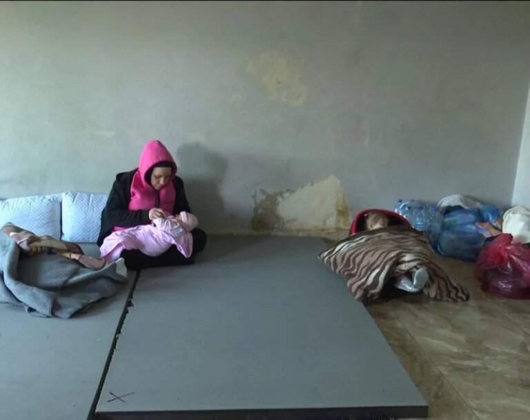 نائبان يحذران من تفاقم أزمة النزوح وإجراءات أمنية مشددة لمنع الشعارات الحزبية