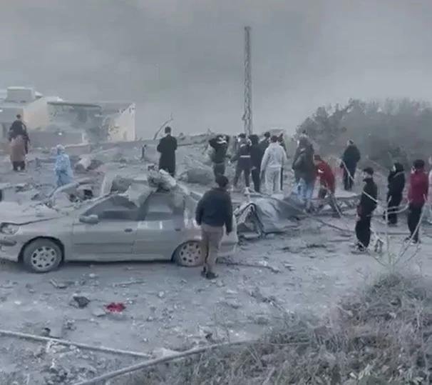 عائلة بأكملها ماتت تحت الركام فجراً.. مختار سر الغربية يروي التفاصيل!