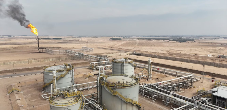 الخليج يخفض إنتاجه النفطي بـ 6.7 مليون برميل بسبب تداعيات “حصار هرمز”