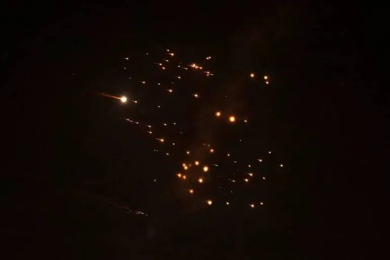 ردًا على "انتقامًا للاريجاني": صاروخ إيراني يتسبب بدمار هائل في تل أبيب (صور)