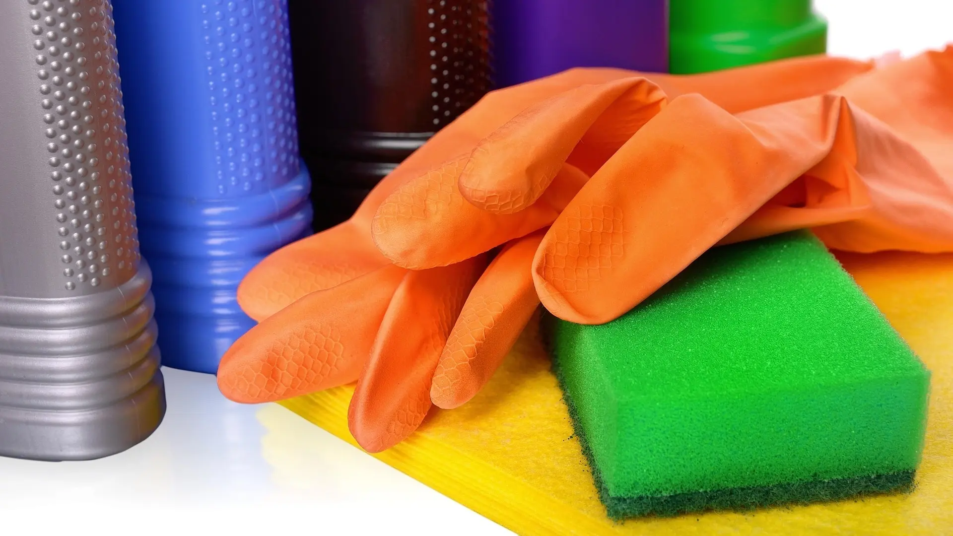 دراسة تكشف: أضرار استنشاق مواد التنظيف تفوق ابتلاعها