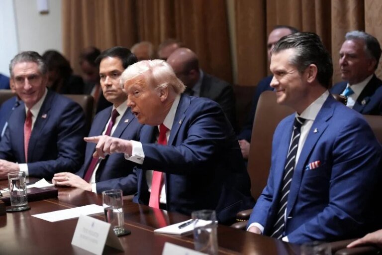 وسط التصعيد: أنباء عن استقالات مرتقبة لمسؤولين كبار في إدارة “ترامب”