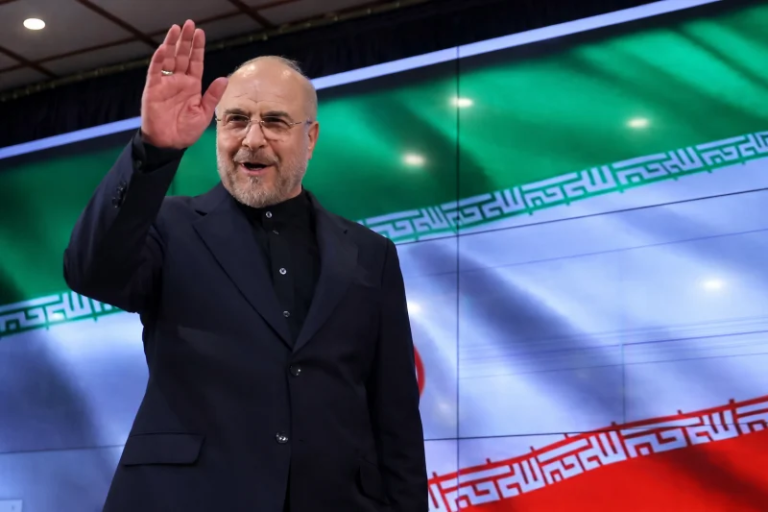 جدل حاد ومصافحة مفاجئة: أحداث إسلام آباد تثير استغراباً كبيراً