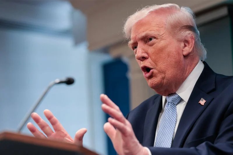 ترامب يعلن فرض عقوبات مشددة على إيران وسط توقعات بصفقة قريبة