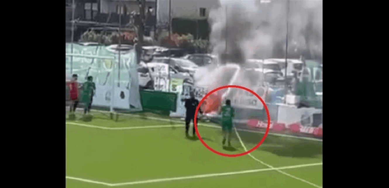 إشعال النيران أثناء المباراة.. وتدخل لاعب