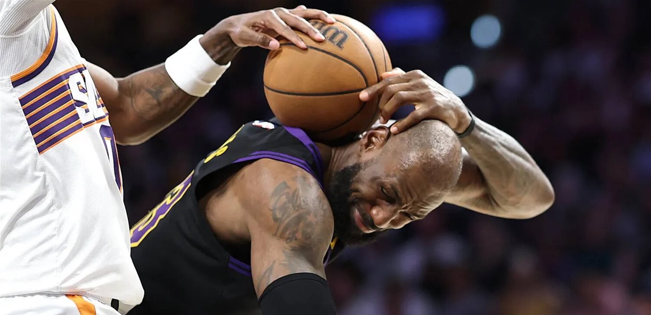 ليبرون جيمس يسجل اسمه بأحرف من ذهب في تاريخ دوري كرة السلة الأمريكي للمحترفين