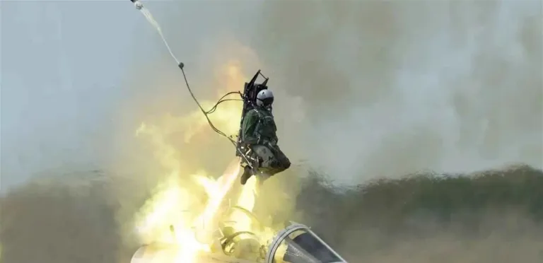 ليست مجرد قطعة قماش.. كيف يتغلب الطيار على “الصفعة الهوائية” والبرد القارس؟