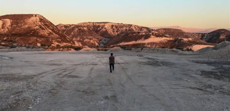 مختار بدبهون ونشطاء يستنكرون قرار السماح لشركات الإسمنت بمواصلة التجريف