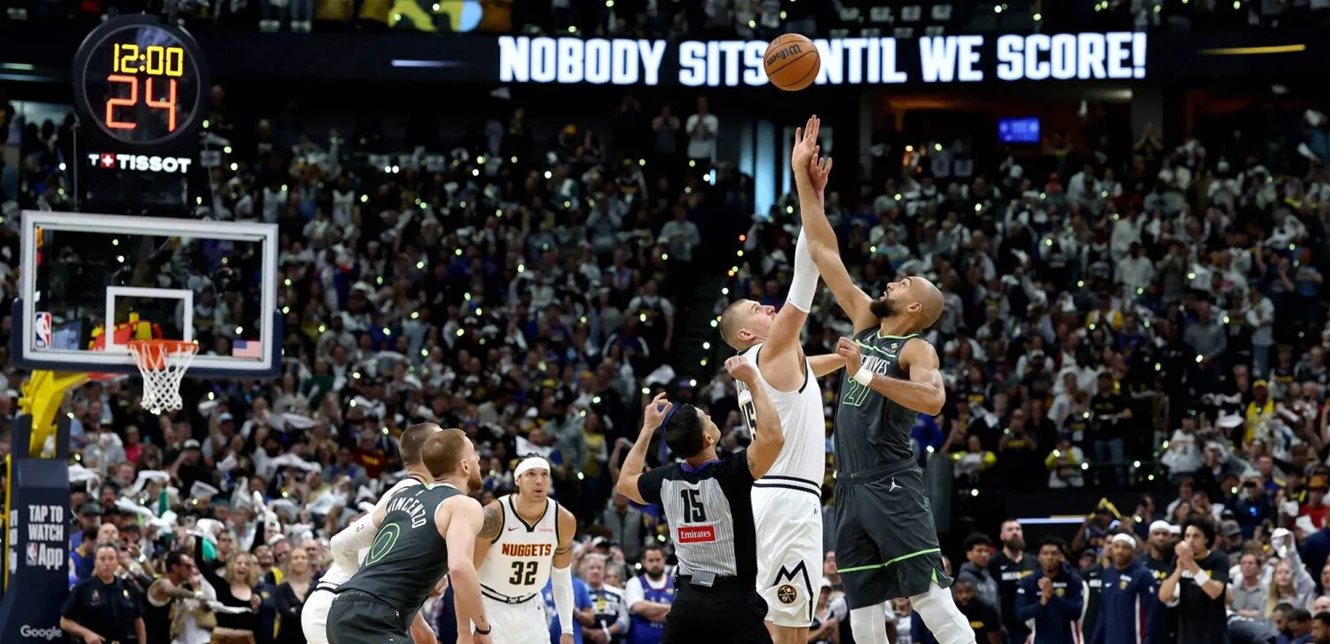 انتصار مُثير لـ”الرباعي القوي” يُضرم فتيل الإثارة في افتتاح “البلاي أوف”