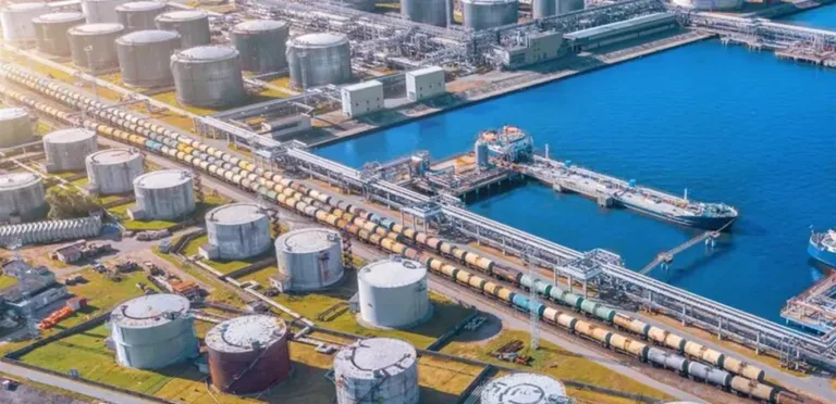 صعود أسعار النفط في ظل جمود المحادثات الأميركية الإيرانية وتعطّل حركة الملاحة في مضيق هرمز