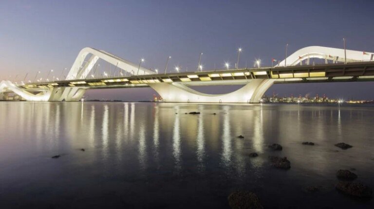 إيران تطلق تحذيراً شديد اللهجة وتهدد بضرب جسور ومواقع في الخليج (صور)