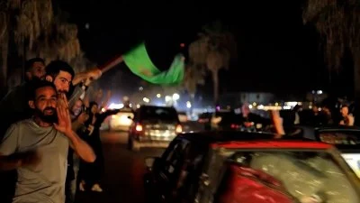 بالفيديو: شعارات "الشكر" تجتاح بيروت... هوية صاحب الفضل تثير الجدل ونائب يحسمها: لا علاقة للسفير المطرود- شكرا