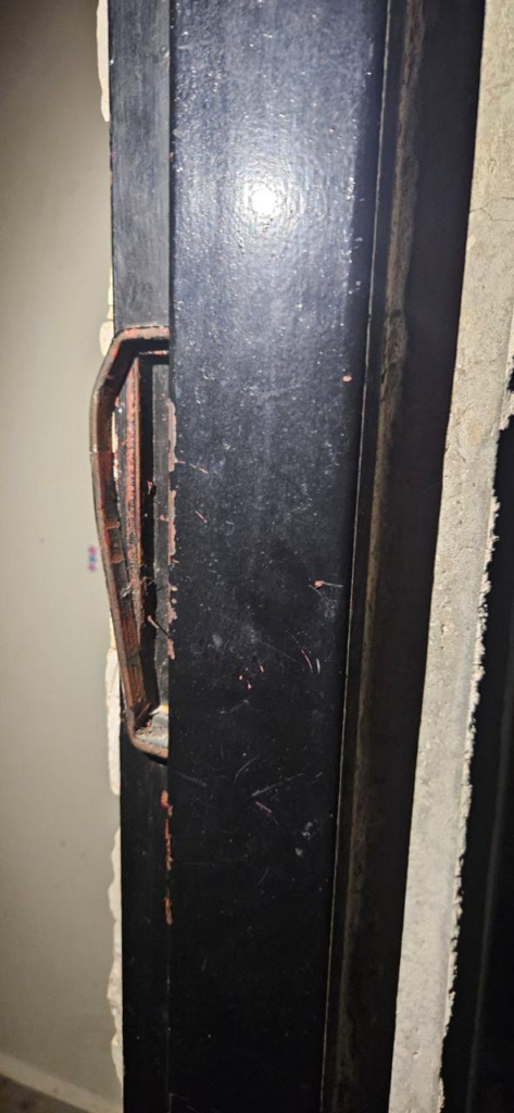 بعد نبيل القزاز في بيروت، سماح أبو خزام في كفرحيم ... بطل جديد يدافع عن نفسه ويقضي على لصين داخل منزله!!