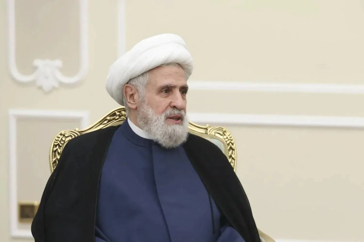 "لا تفتحوا جبهة الداخل"... قاسم يحذّر من نسيان العدو
