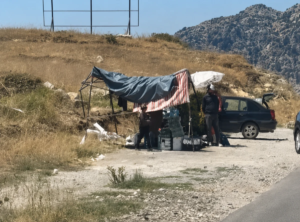 خارج نطاق البلديات… بسطات عشوائية تخنق طريق اللقلوق