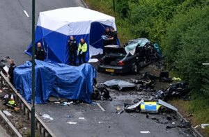 مأساة على الطريق في بريطانيا… 7 قتلى في حادث تصادم لم ينجُ منه أحد