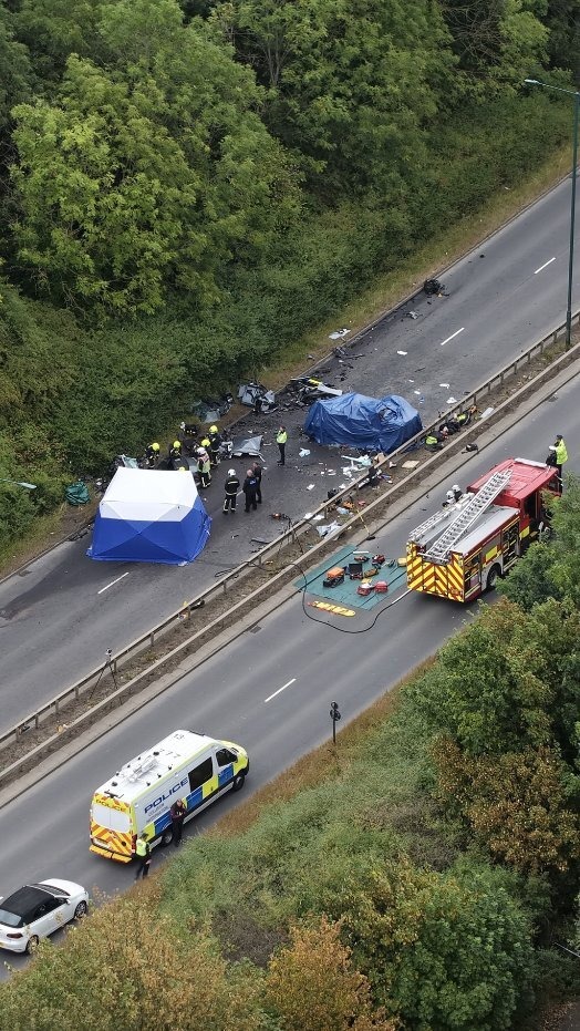 مأساة على الطريق في بريطانيا... 7 قتلى في حادث تصادم لم ينجُ منه أحد