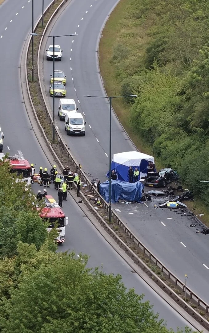 مأساة على الطريق في بريطانيا... 7 قتلى في حادث تصادم لم ينجُ منه أحد