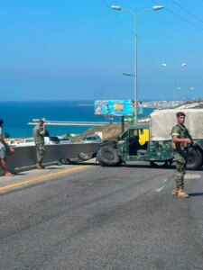 انحراف مفاجئ لآلية عسكرية… اصطدام على أوتوستراد شكا