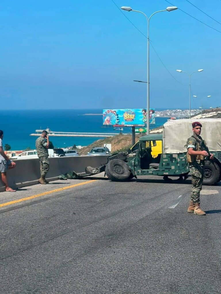 انحراف مفاجئ لآلية عسكرية… اصطدام على أوتوستراد شكا