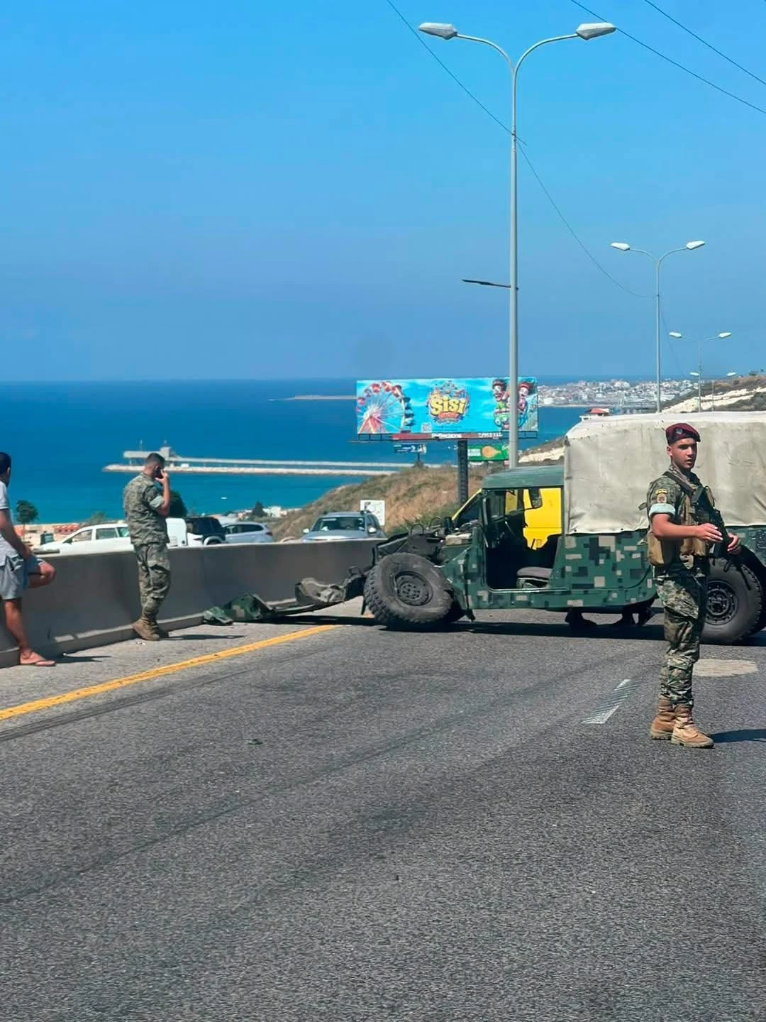انحراف مفاجئ لآلية عسكرية... اصطدام على أوتوستراد شكا