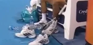 هجوم على لاعب تنس يغيّر حذاءه كلّما كان خاسراً