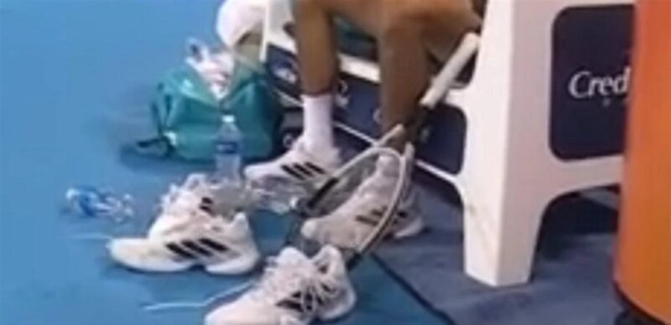 هجوم على لاعب تنس يغيّر حذاءه كلّما كان خاسراً