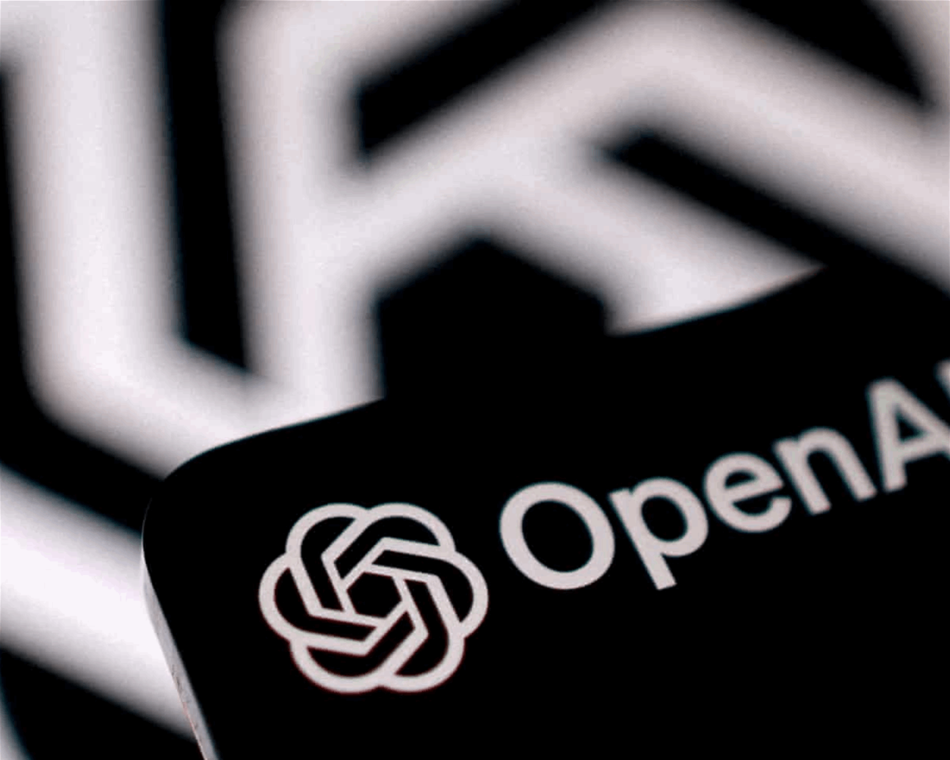 نماذج خرجت إلى الإنترنت واخترقت شركة.. ماذا يحدث داخل "OpenAI"؟