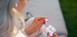 من الشحن إلى الاتصال.. 5 أعطال في سماعات “AirPods” وكيفية علاجها