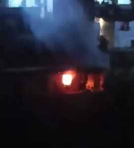 الدخان يغطّي المنطقة… حريق داخل منزل في طرابلس (فيديو)
