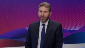نائب التيار يفتح النار على الحكومة ويوجه دعوة عاجلة إلى الحزب… مبدأ “سفير بسمنة وسفير بزيت” مرفوض!