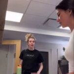 بالفيديو: عرفت أنها إسرائيلية فأوقفت الجلسة فوراً… ما حصل أشعل ضجة!